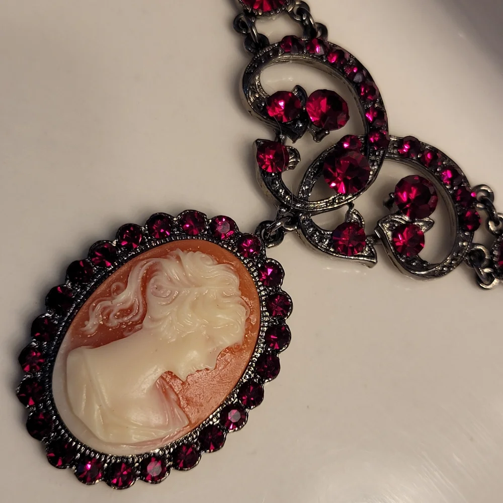 Cameo Pendant With Deep Blood Red Crystals Gunmetal-tone Choker Necklace PoFJ - Picture 1 of 16